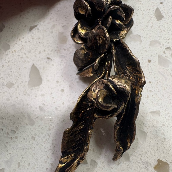 ** SOLD**Single Vintage Elegant Gold Floral Drop Earring - Picture 2 of 5